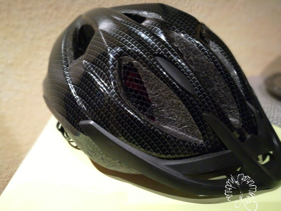 schwarzer Fahrradhelm