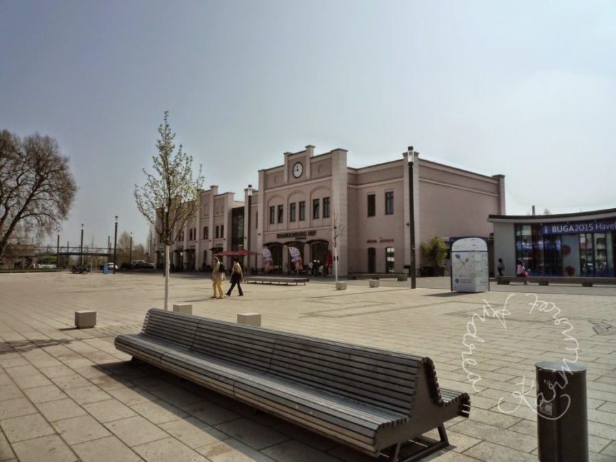 Bahnhof Brandenburg an der Havel. Großer Platz davor