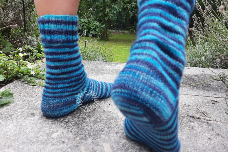 Simpel-Socken aus blau gestreifter Wolle